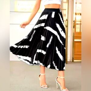 NWOT Black and White Pleated Women’s Brushstroke Print Patterned Skirt, S